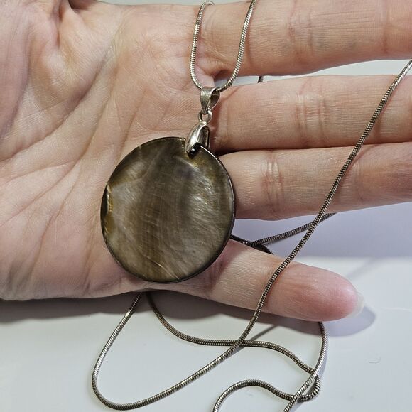 Sterling Silver Mother Of Pearl Pendant On 32" Chain - Picture 2 of 14